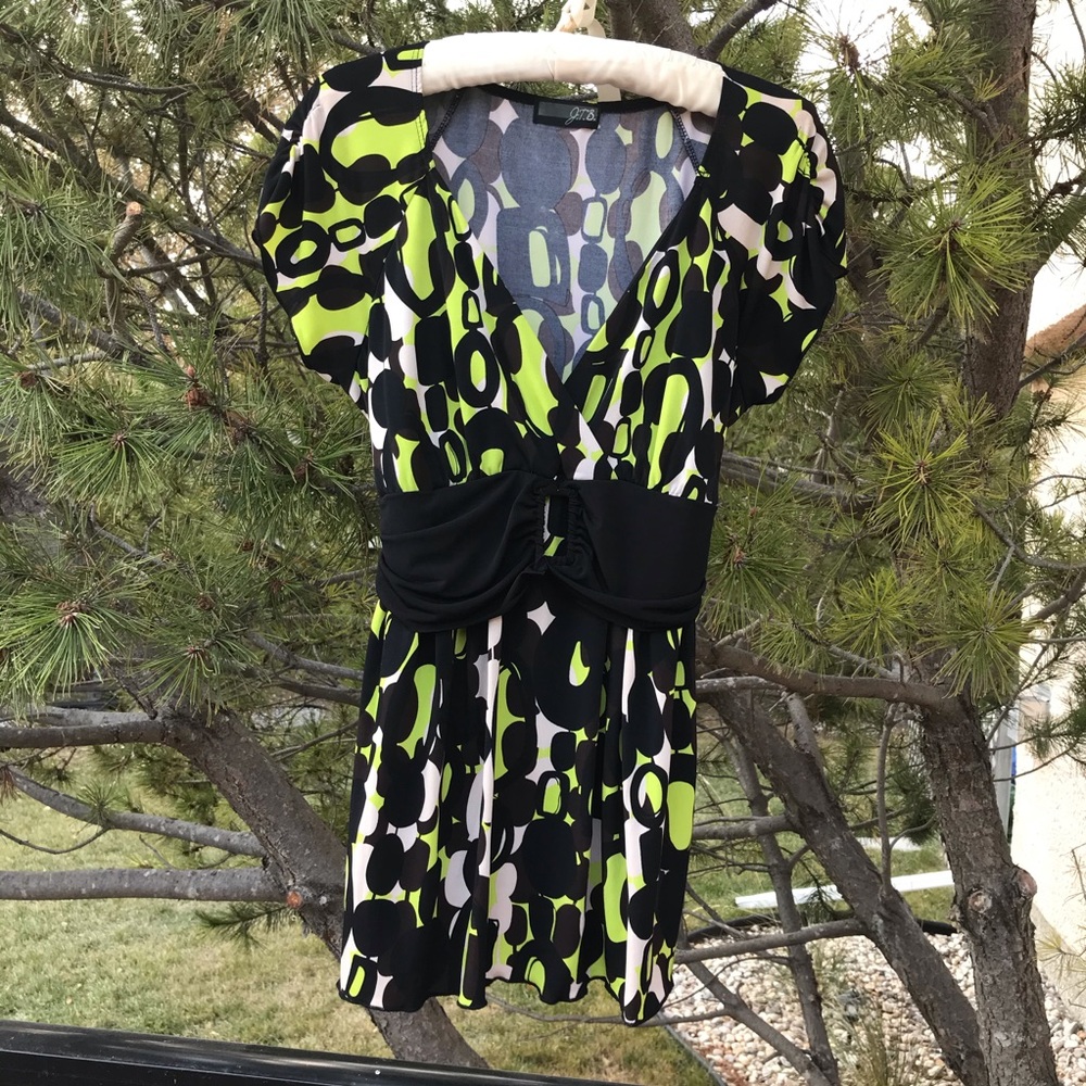 Pretty Short Sleeved Blouse ⭐️SALE 3/$20⭐️